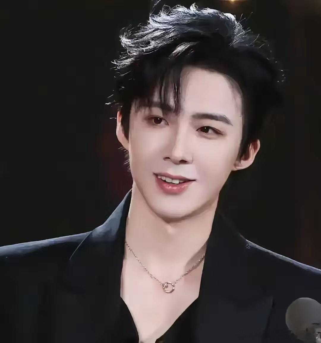 刘宇宁直播被问脸怎么突然变亮，他直接说前两天去做了光子嫩肤，仪器照一照，不破皮不