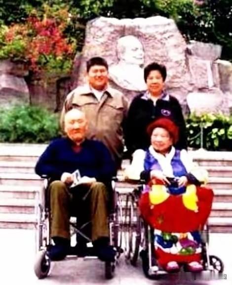 2002年，99岁的张文秋和二女儿一家人在广州拍照纪念。令人遗憾的是，这是张文秋