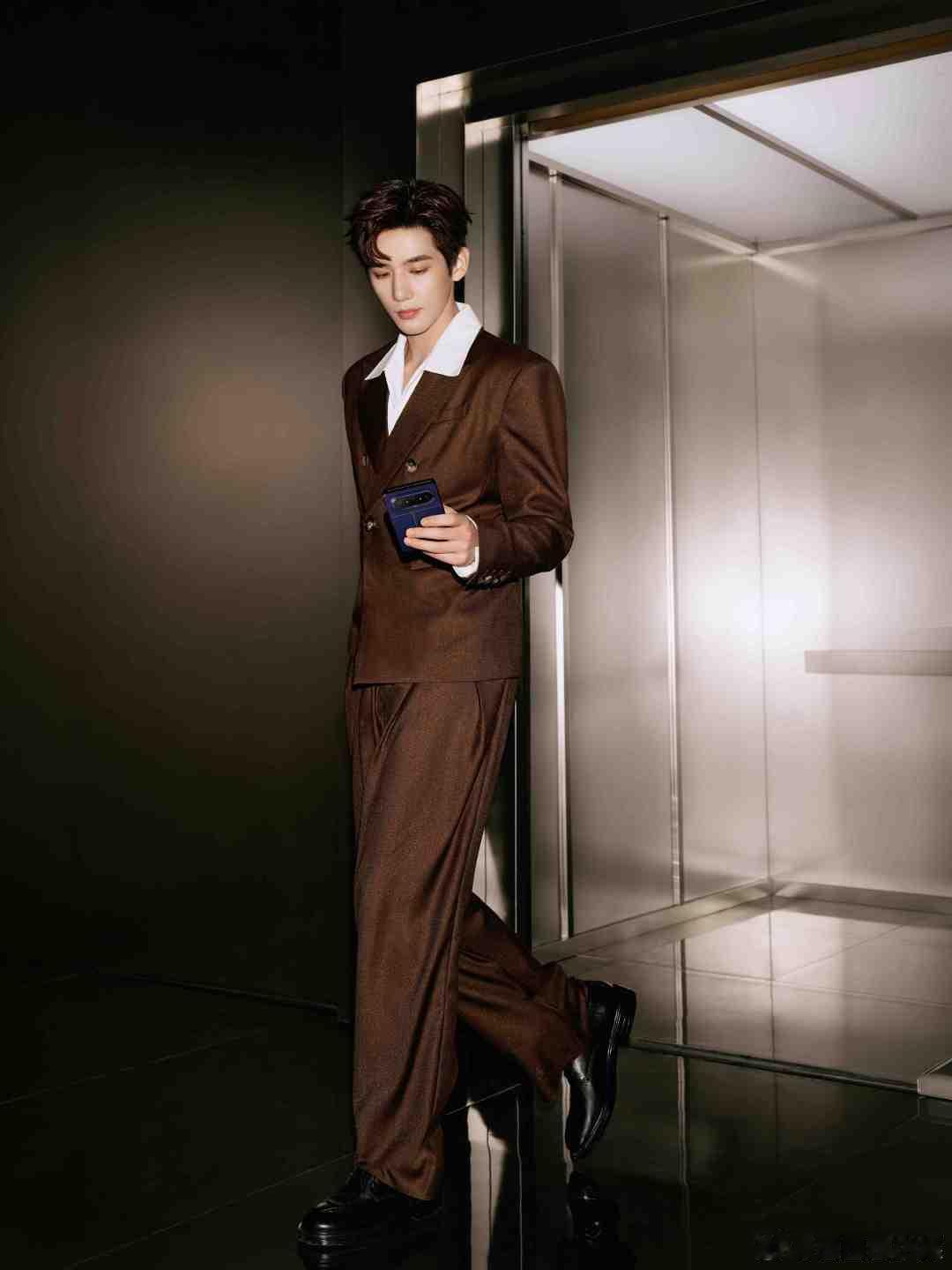 王安宇棕色细闪西装王安宇精英感拉满真的会被王安宇的棕色细闪西装戳中，面料上的细闪