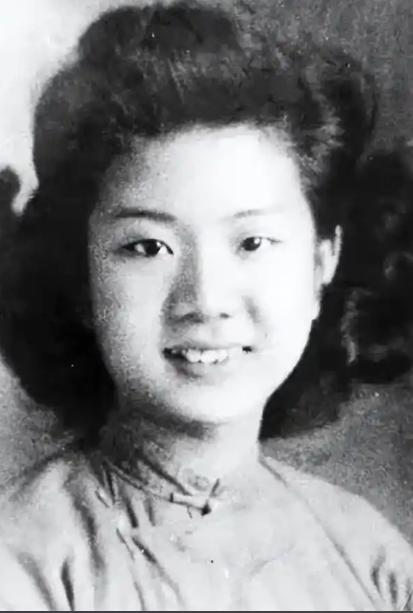 1949年，特务头子毛森，抓捕了一个交际花小姐，审讯时，毛森用刀划开她的衣服，轻