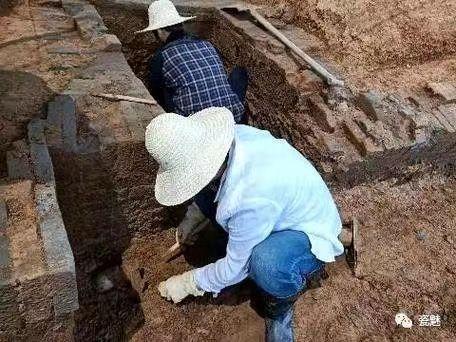 湖北黄陂鱼塘下竟藏着1400年前古墓！挖出50多件珍贵文物！
这是一个令人震惊的