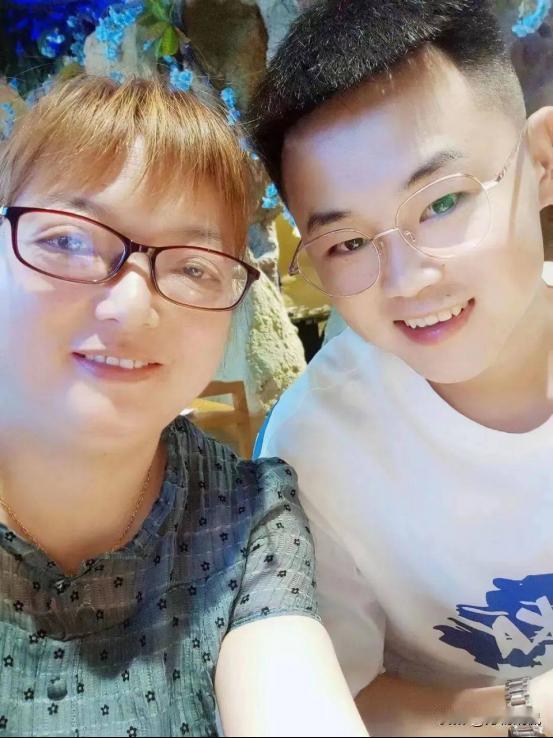 江苏一女子，儿子因公牺牲，她伤心欲绝，每天以泪洗面。一天，她在商场，突然看到儿子