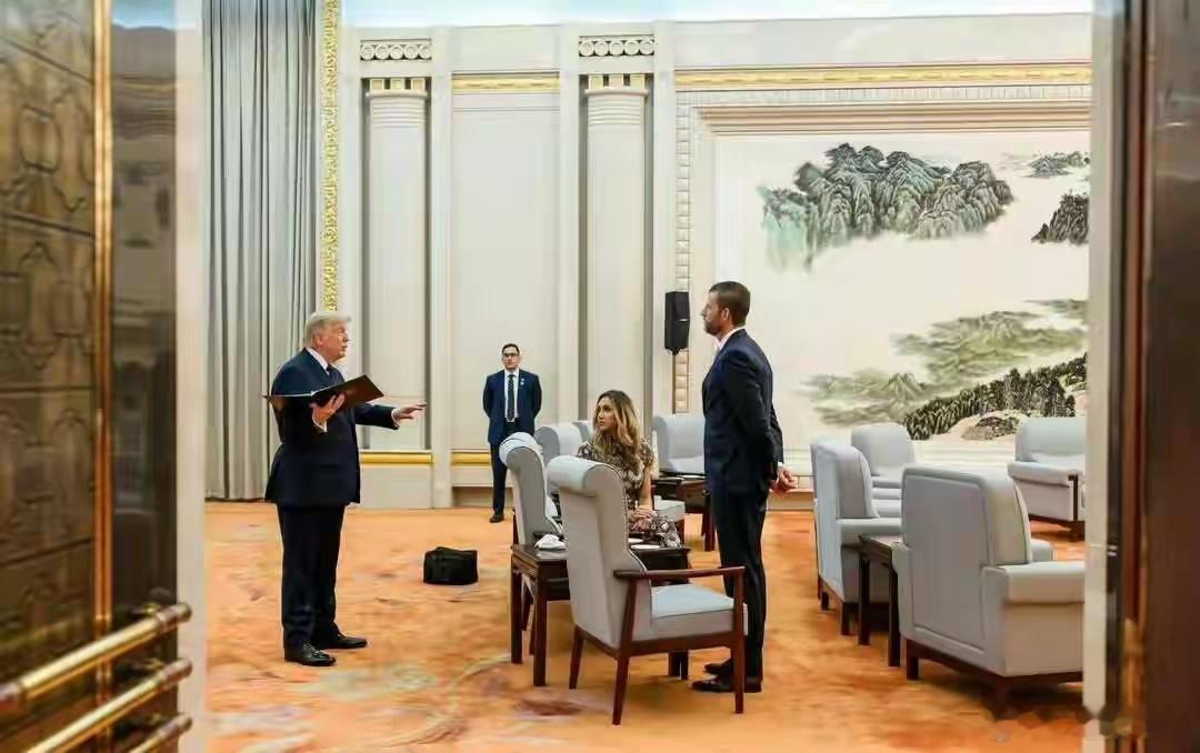 宴会开始前，特朗普拿着演讲稿与儿子儿媳讨论。 