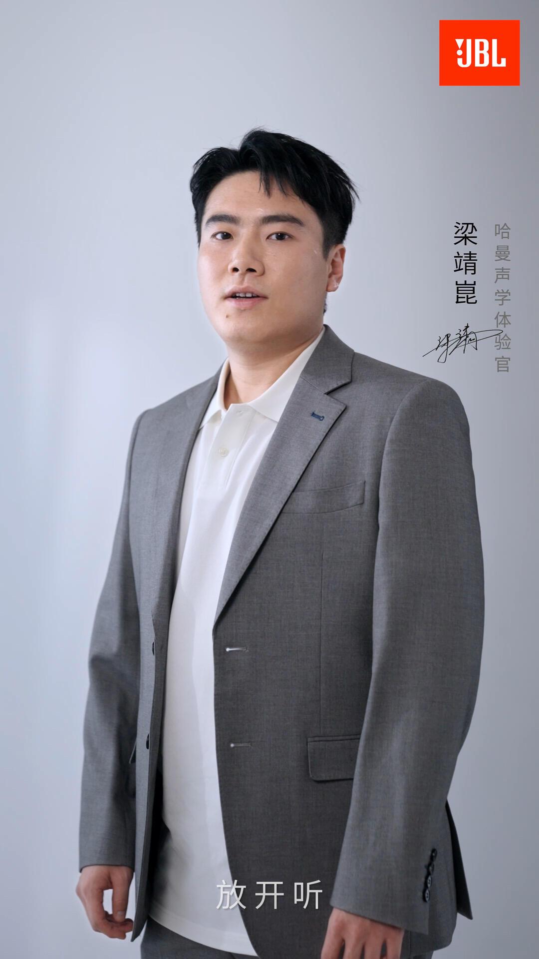 梁靖崑这形象可以，白衬衣，灰色西装，板正小伙，真的很像80年代的！
紧张了，甜甜