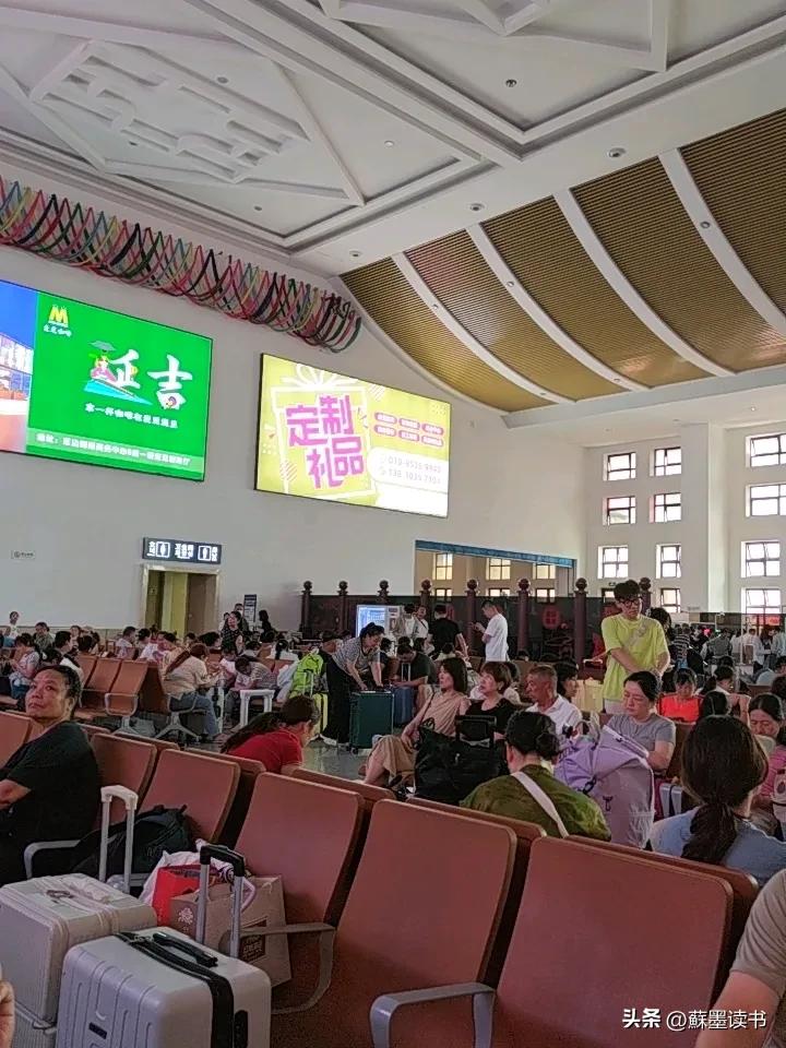 都说去延吉的高铁是最美高铁，但个人体验后感觉并不是很好
第一，钻了很多山洞
第二
