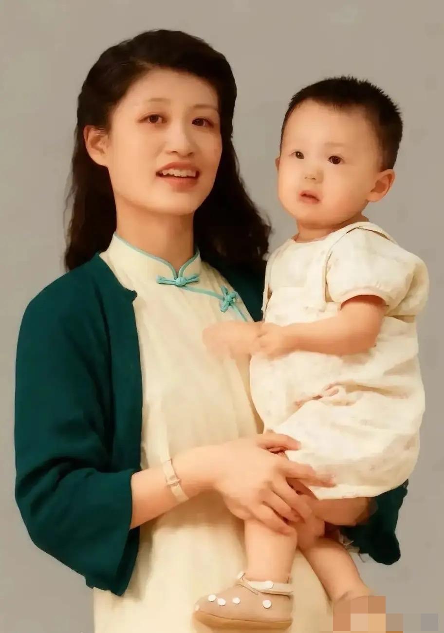 1944年春，李又兰抱着儿子的一张留影，不愧是新四军第一美女！
