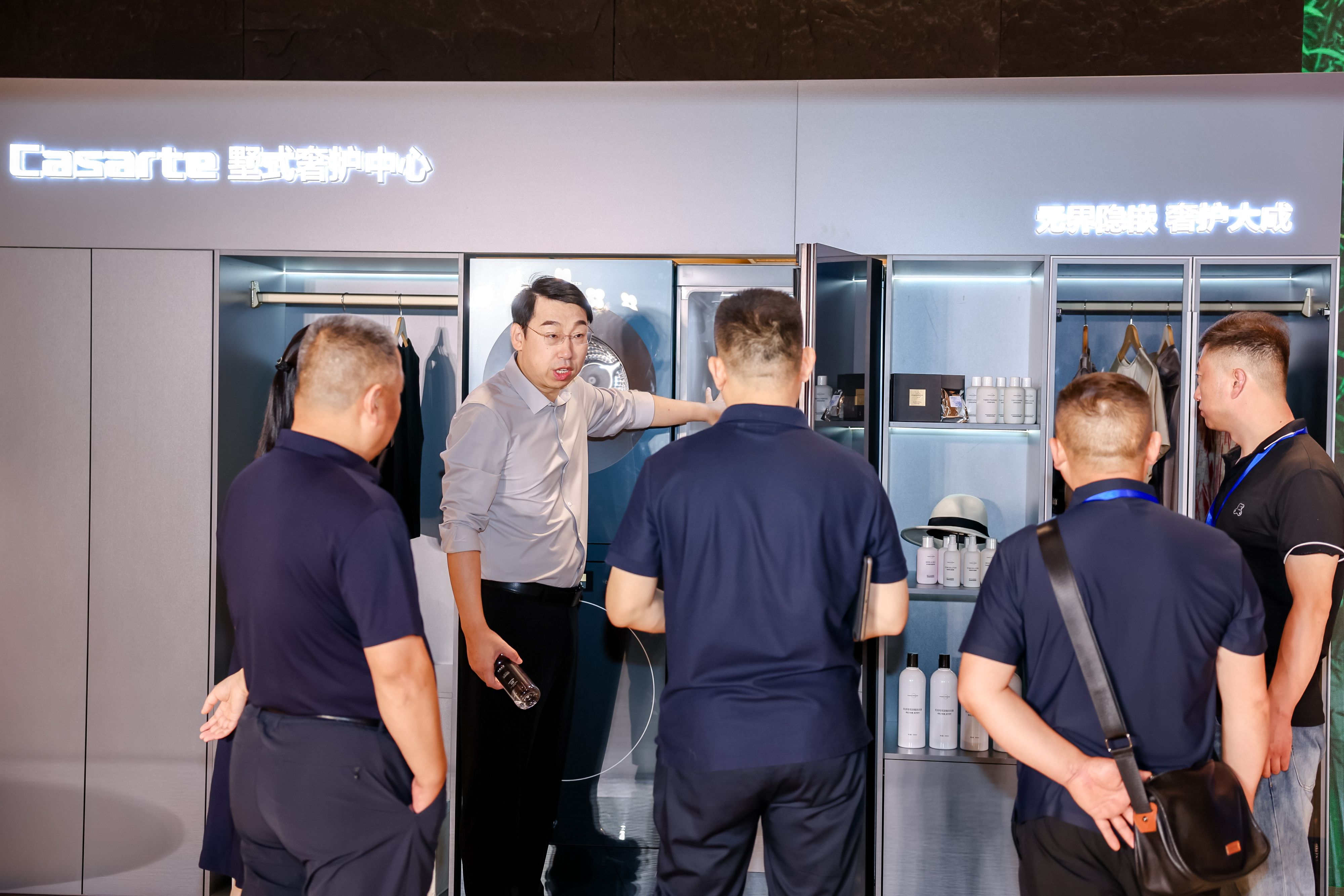 海尔洗衣机发布会直播旗下卡萨帝洗衣机把高端洗护玩出科幻感，全程高能！👇 设计师