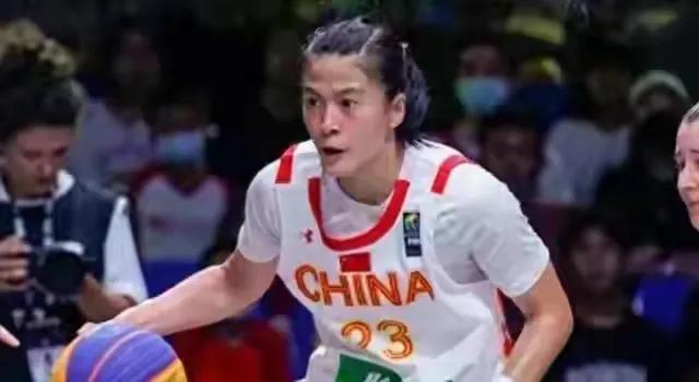 中国女篮不是一只篮子!什么样的运动员都能往里装。首先,名额受限,一共12名正选队