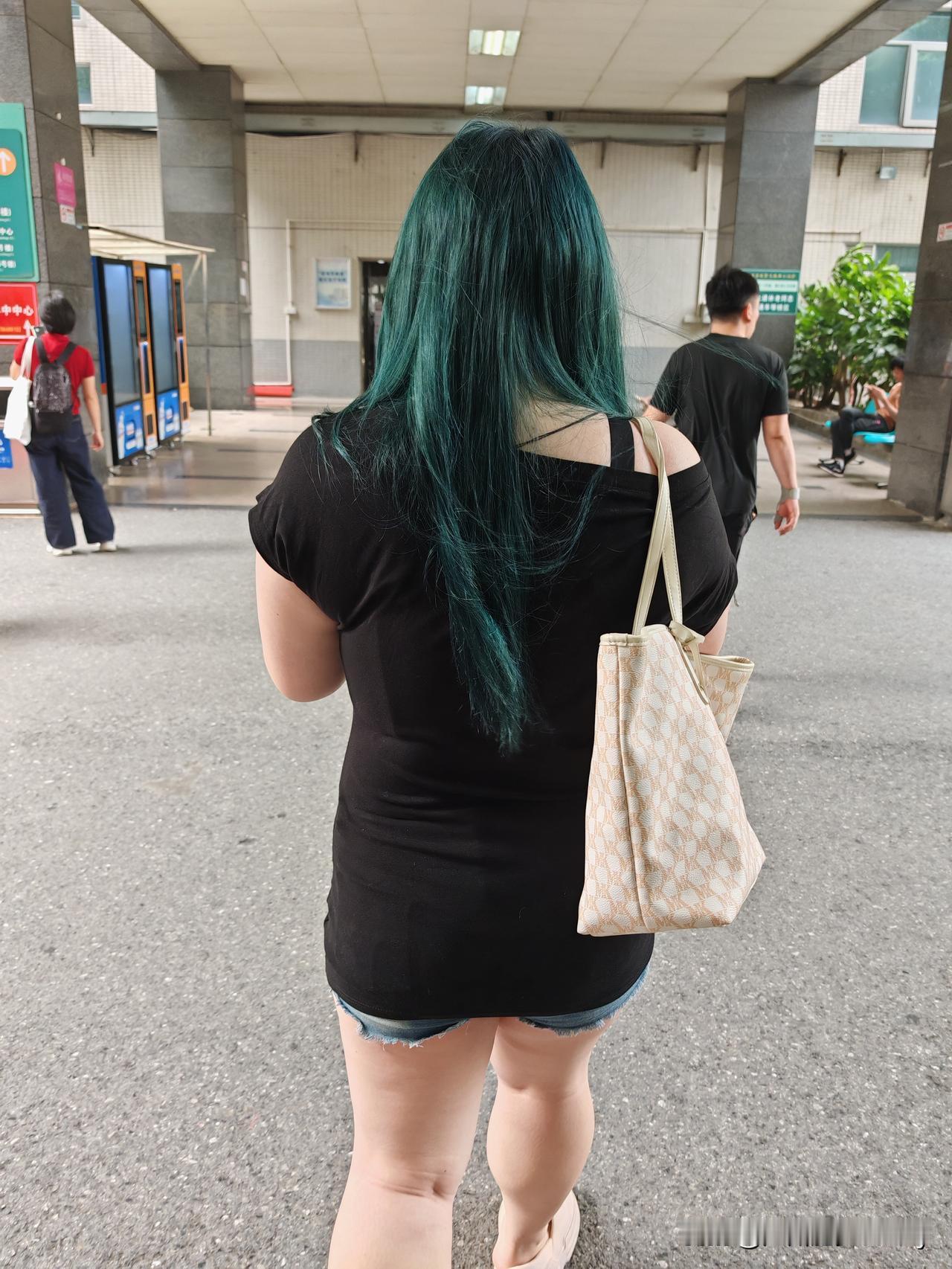 头发的颜色很叛逆，体重也很不羁，主打一个上下都不按常理出牌，穿堂风一吹，夹杂着：