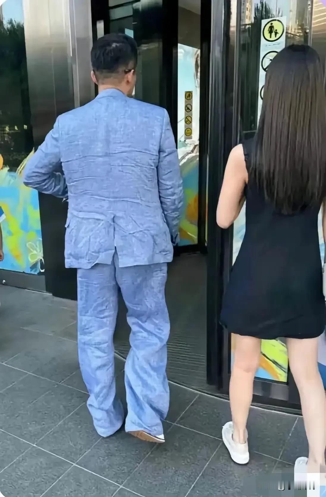 汪小菲穿着一件像抹布一样皱巴巴的西装，这品味谁懂？可能大家不知道，这种皱巴巴的面
