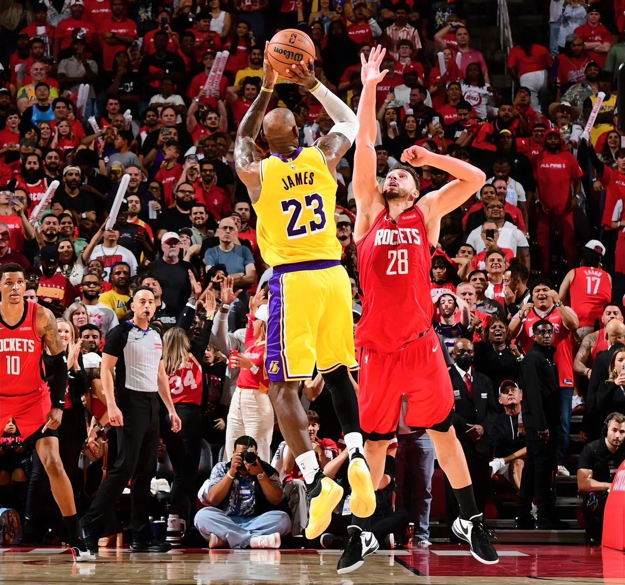 封神时刻！詹姆斯最后时刻干拔三分绝平，这操作也太嚣张了！

湖人客场力克火箭，系