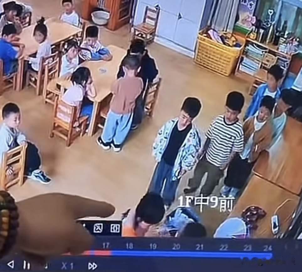 闹大了！​

​江苏徐州一位家长发现孩子嘴唇烫伤、起水泡并流脓，就发信息问老师是