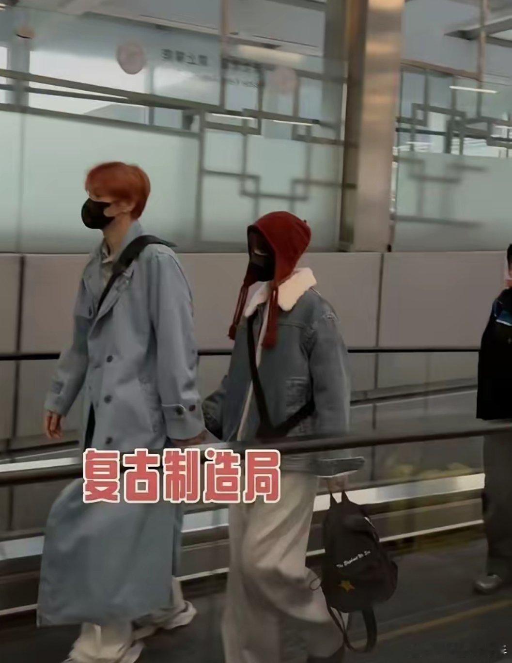 李荣浩杨丞琳手牵手谁能想到李荣浩和杨丞琳已经结婚6年、相恋11年，他俩真的把恩爱