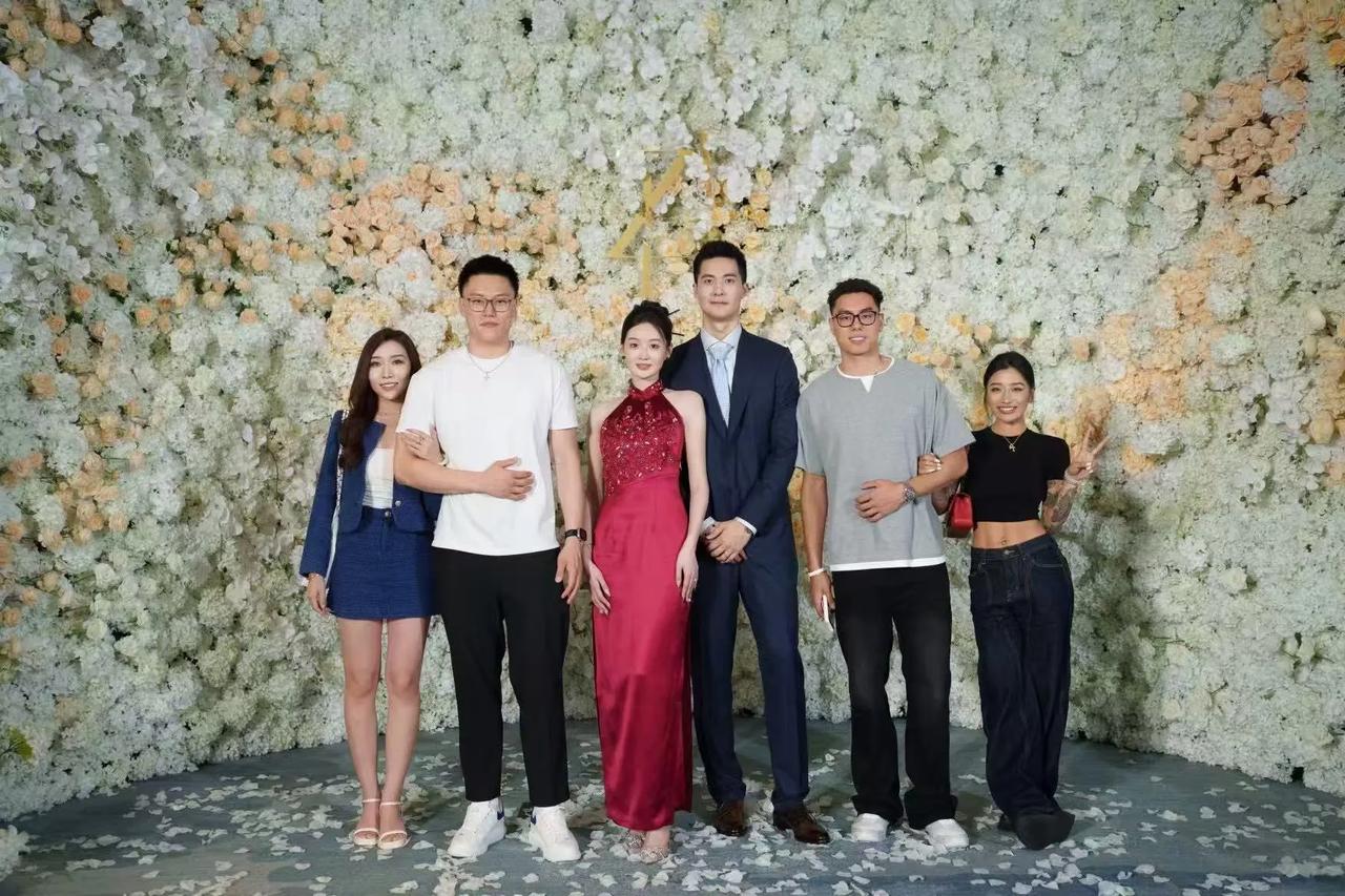 在朱松玮的婚礼上有三对令人羡慕的金童玉女！

第一对是刚刚结婚不久还没办婚礼的李