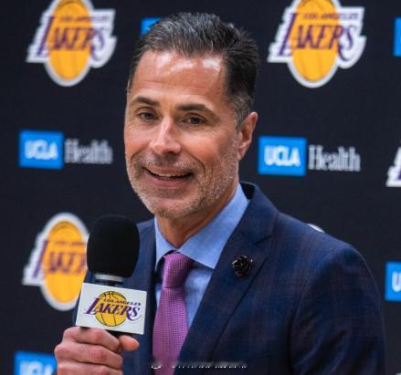 据Dan Woike报道，湖人队新管理层计划在下赛季继续留用罗布·佩林卡负责球队