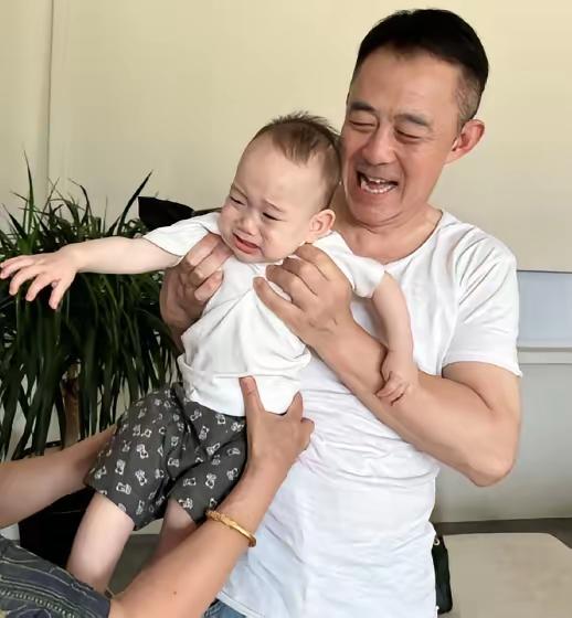 这个世界最搞不懂的人就是侯勇了。明明自己都58岁了，居然和三婚妻子生了个儿子。他