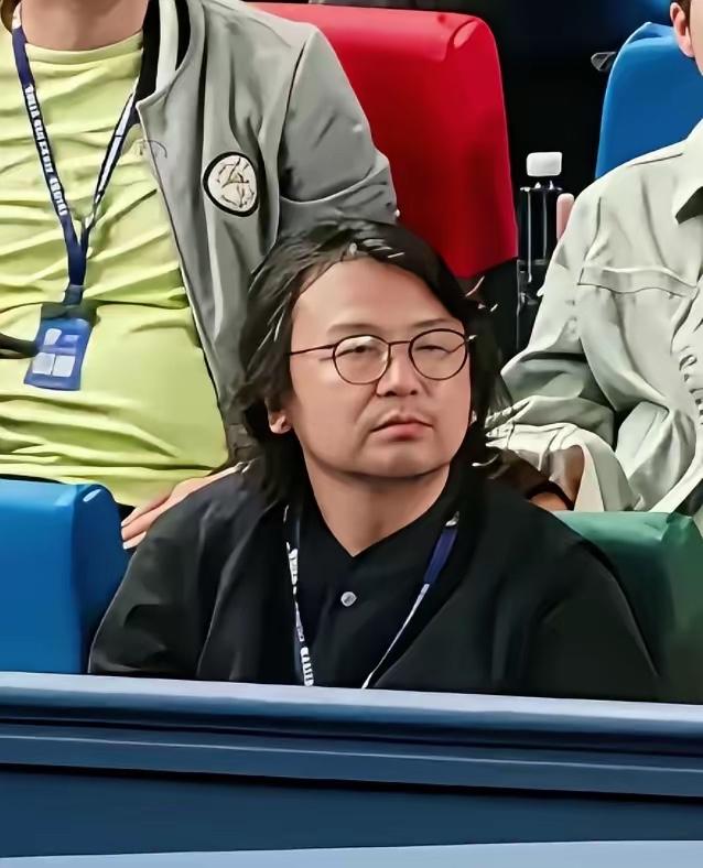 雷佳音如今这么颓废，只能说明一点，背后的金主不捧他了。前几年，雷佳音的资源简直是