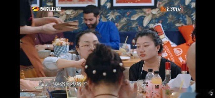 黄晓明被暗访团做局了中餐厅 暗访团身份曝光的那一刻，晓明哥的反应像极了被突然点名