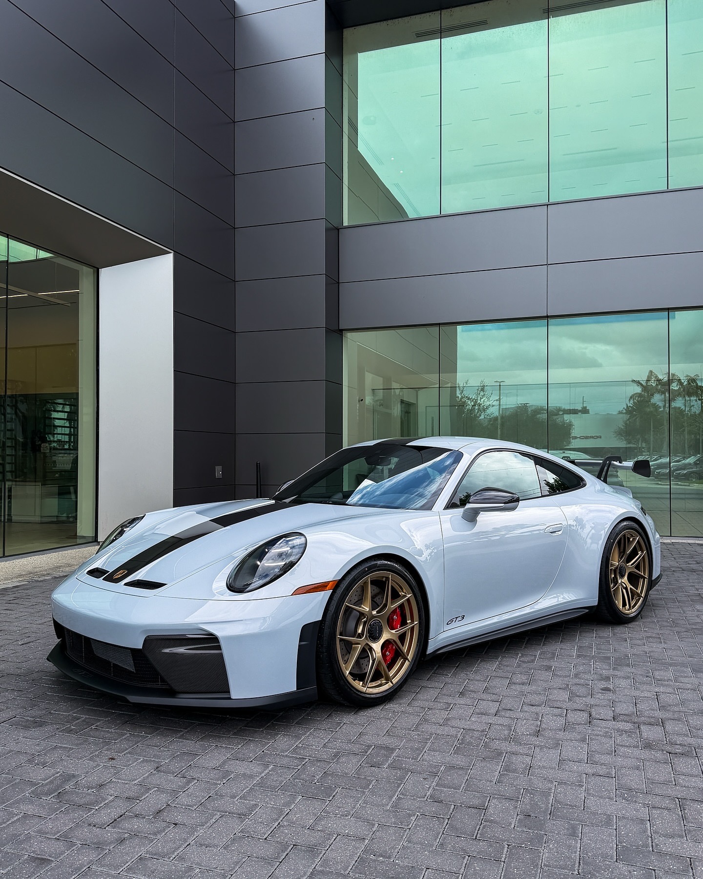 2026年加载界面📺 冰灰色992.2 GT3. 威斯巴赫版，配备金色轮毂和蓝