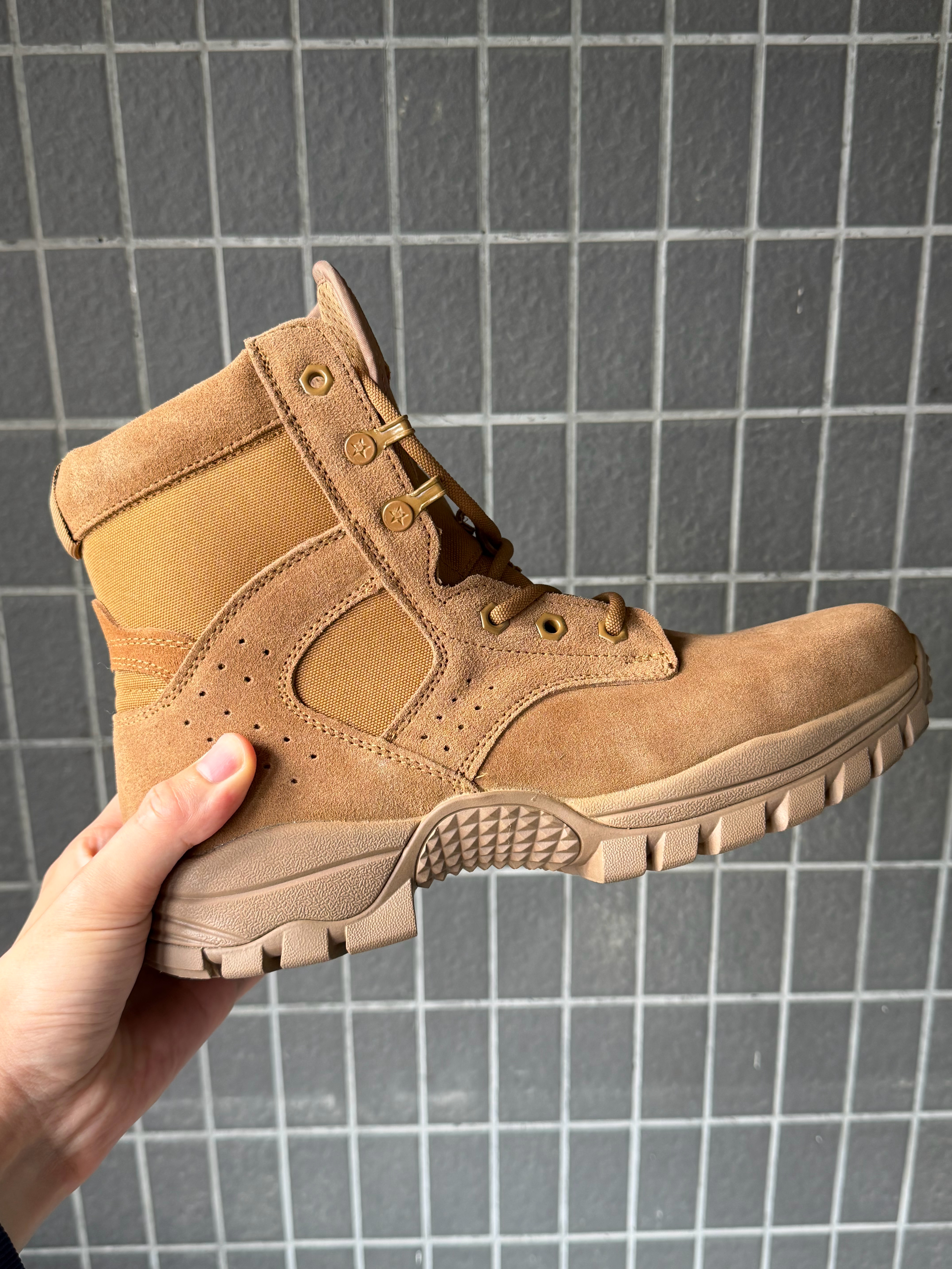 东哥物流真心靠谱，今天派送非常及时目测鞋子足够扎实明天出发，挑战零下30度