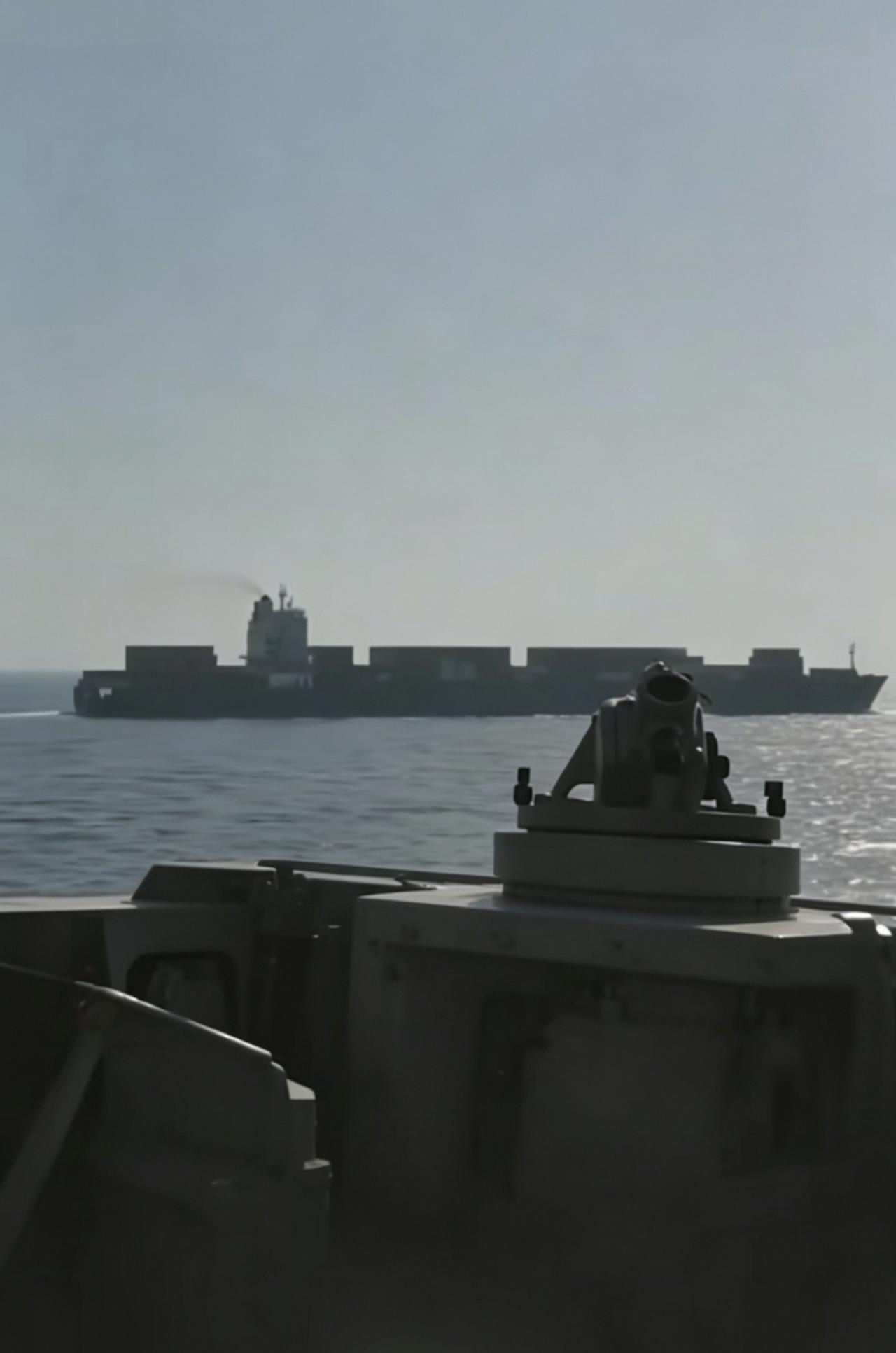 刚刚打起来了！
美国东部时间19日下午，
“美军当天在阿曼湾武力拦截并控制了一艘