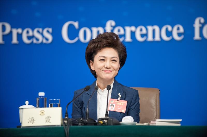 何炅见海霞秒变迷弟这事儿太逗了。何炅在娱乐圈那可是出了名的高情商、社交达人，可一