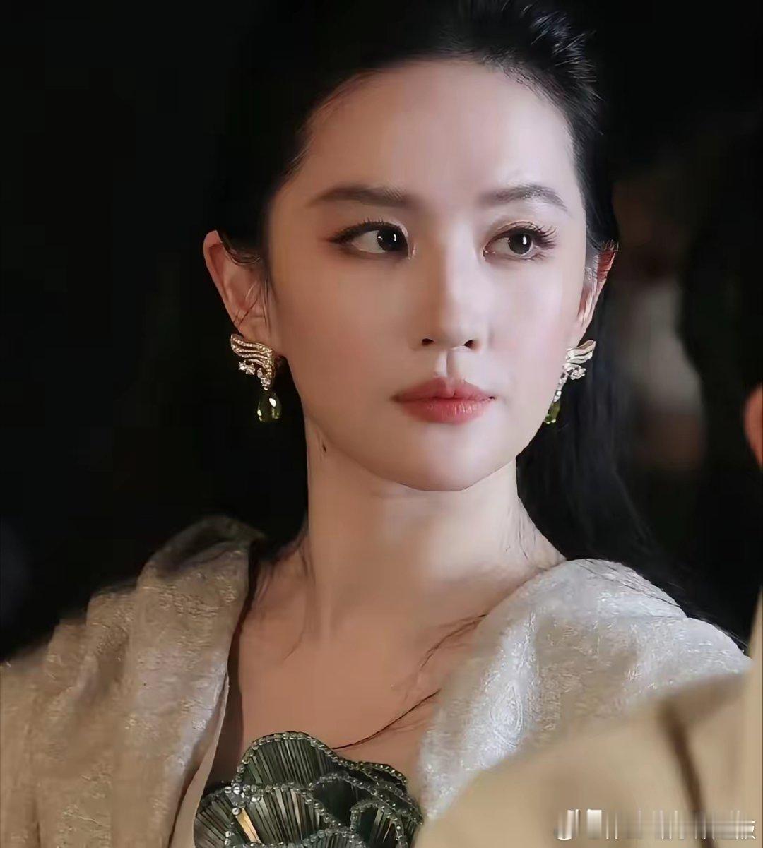 我闺蜜在上海见到了刘亦菲，回来偷偷跟我说，以后别再说刘亦菲是美女，你是不知道，称