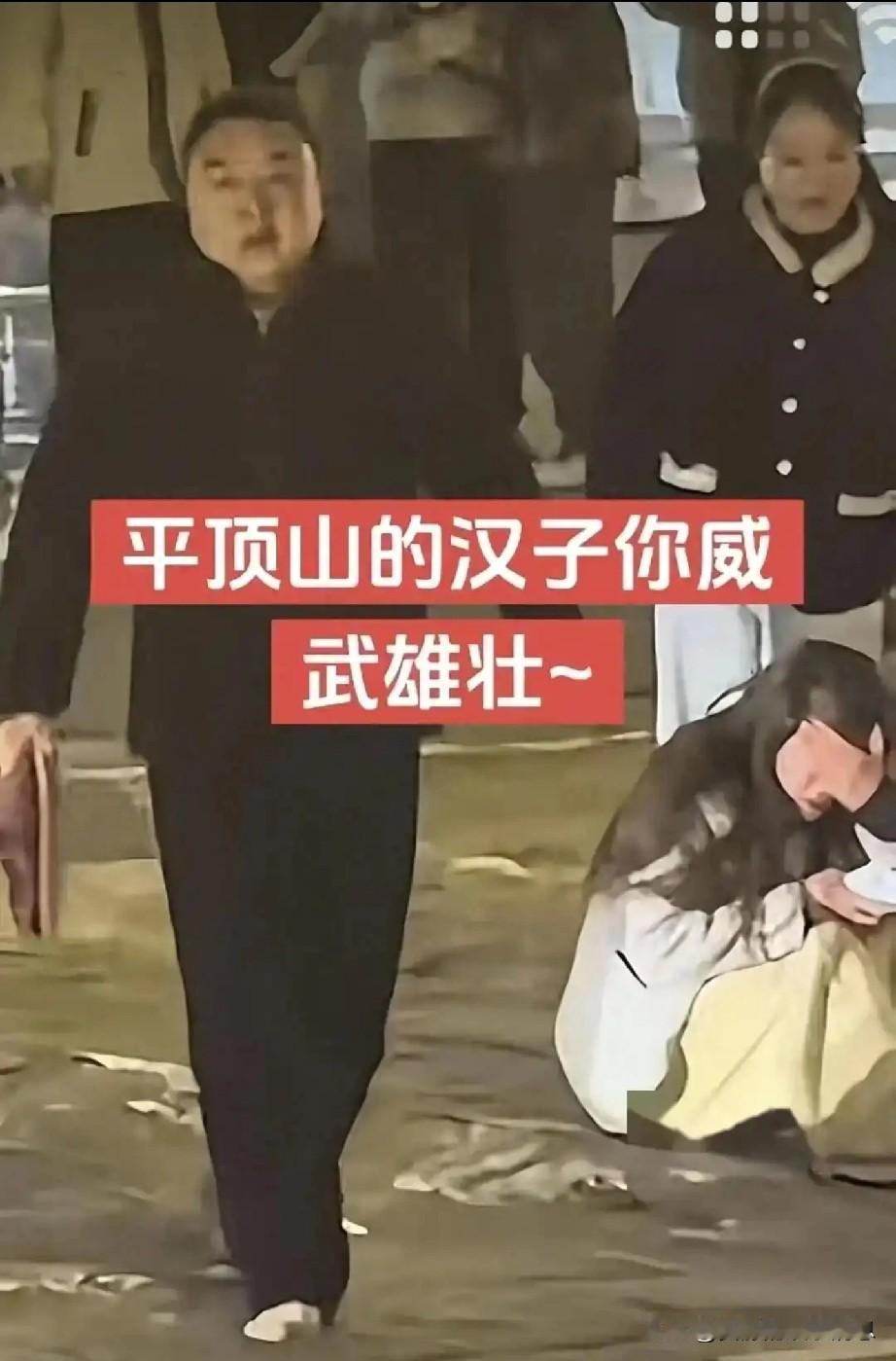 平顶山一对夫妻开电动车与另一辆电动车剐蹭。

      随后两人下车与对方大打