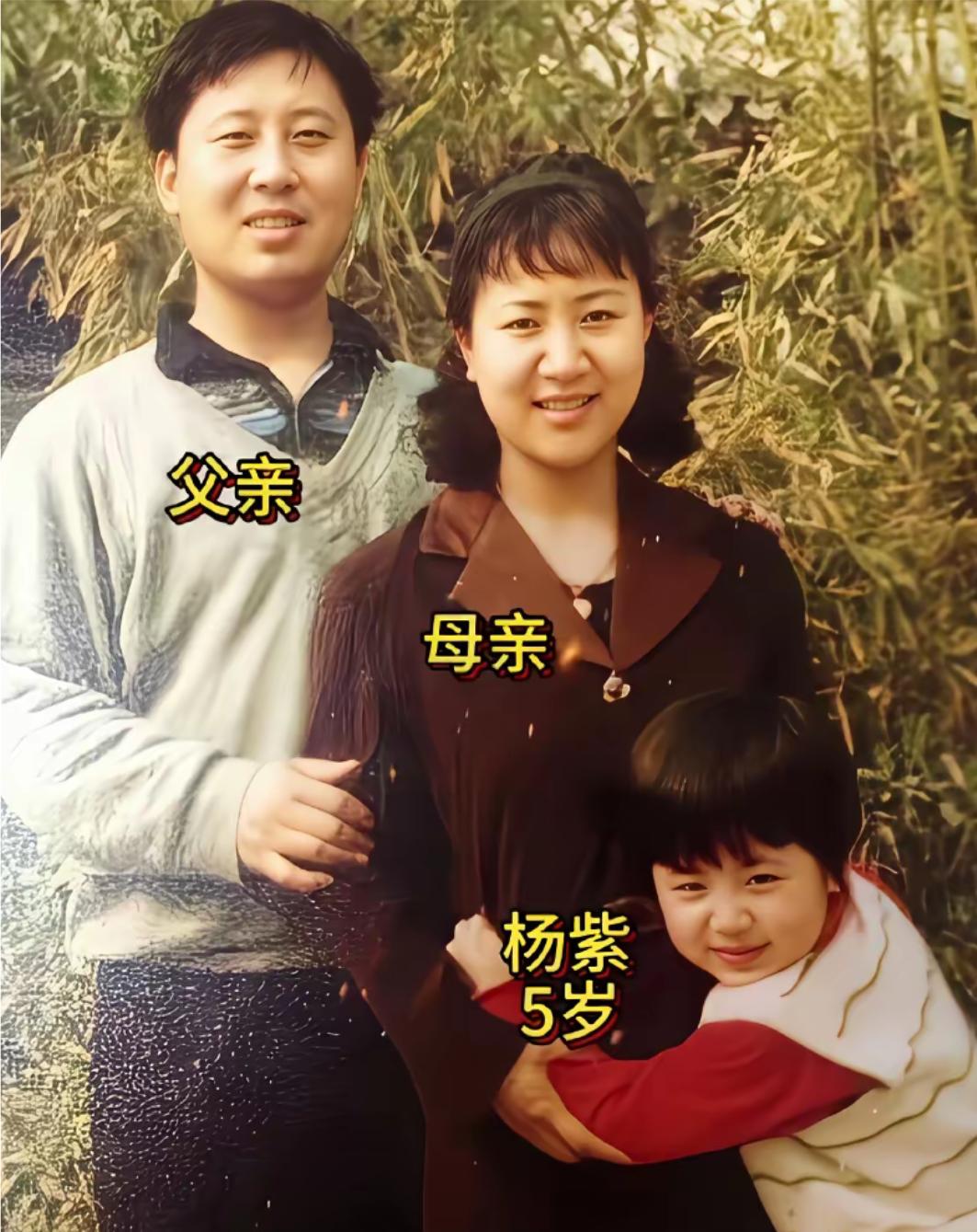 5岁时的杨紫，好可爱，圆嘟嘟脸，笑着时还露出浅浅小酒窝，好惹人喜欢。