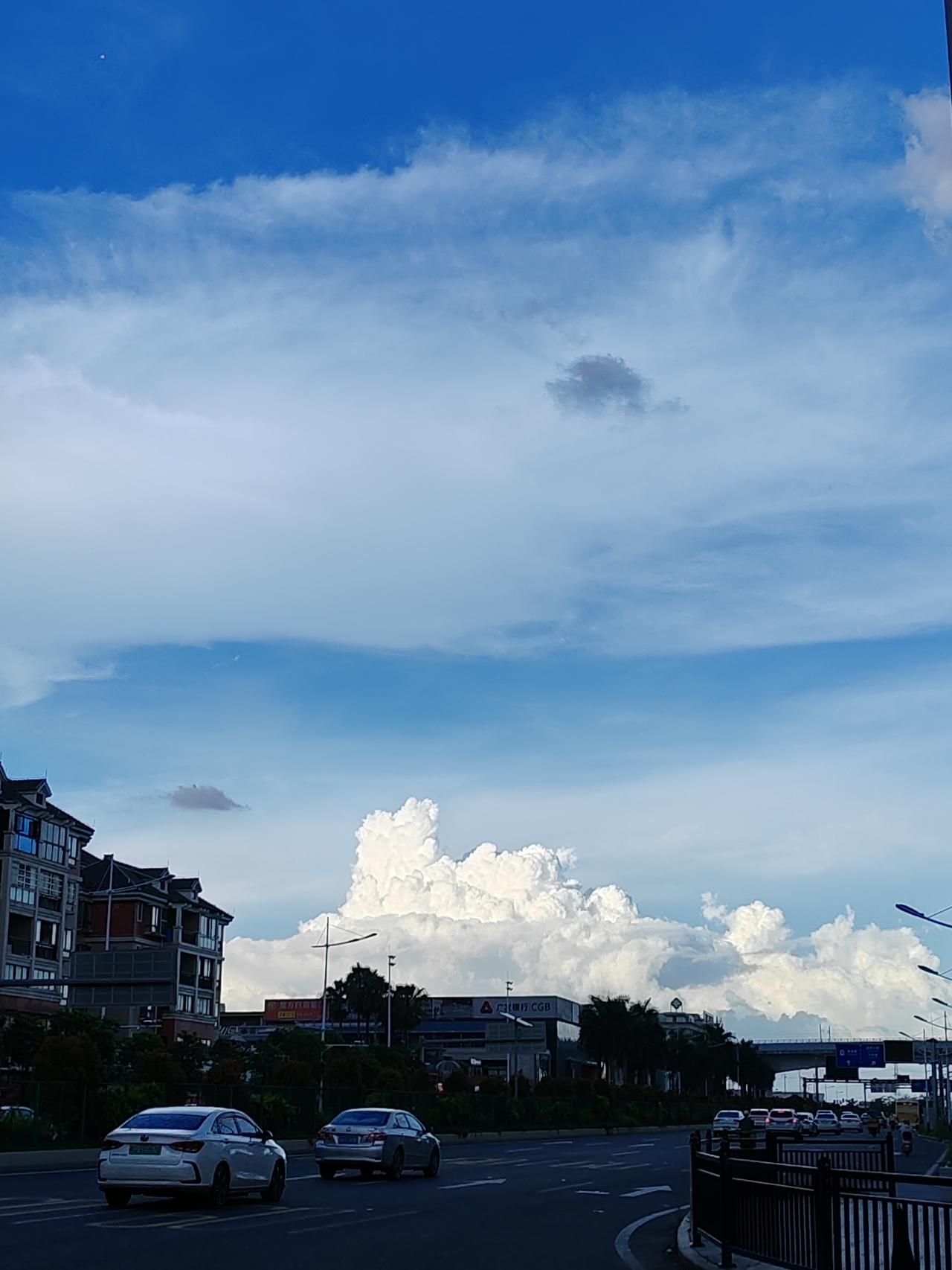 雨后的天空，蓝天白云都清晰了，空气也干净