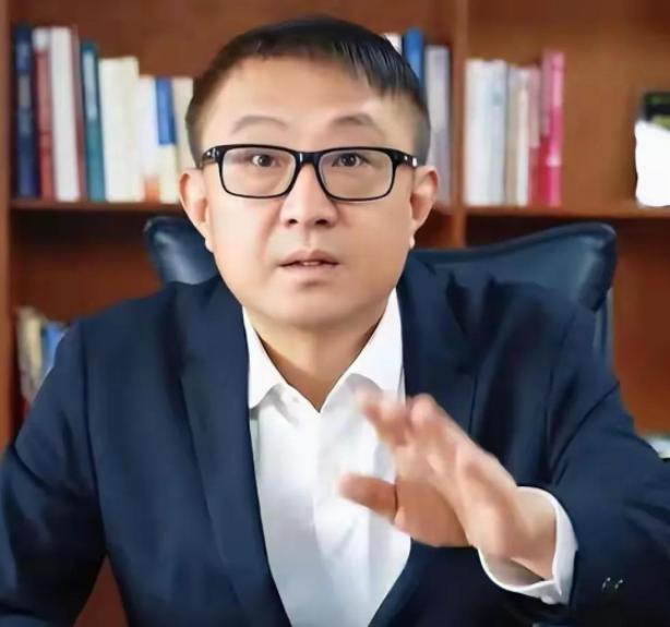 三年特殊时期，他打着防疫的旗号大肆敛财，核酸检测上弄虚作假，害了多少无辜百姓，他