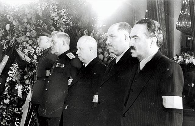 斯大林去世后，斯大林葬礼的规格甚至超过了当年列宁的葬礼。在斯大林葬礼上，许多苏联