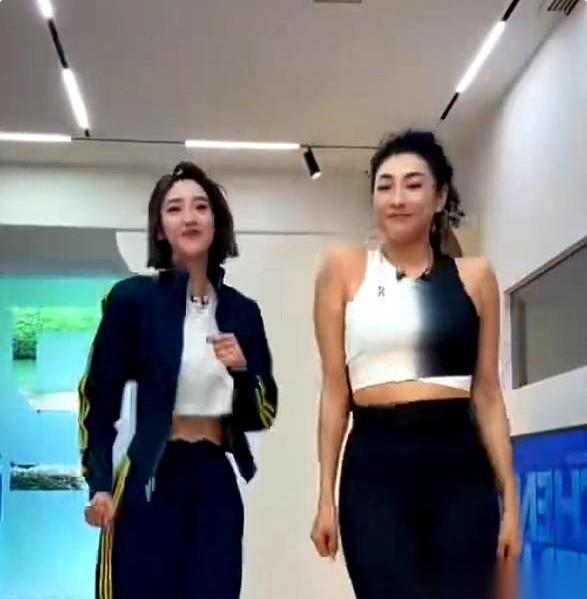 很多人都在盯着唐艺昕和淡淡同跳的那段《爱情鸟》。
镜头里，唐艺昕没站C位，但那个