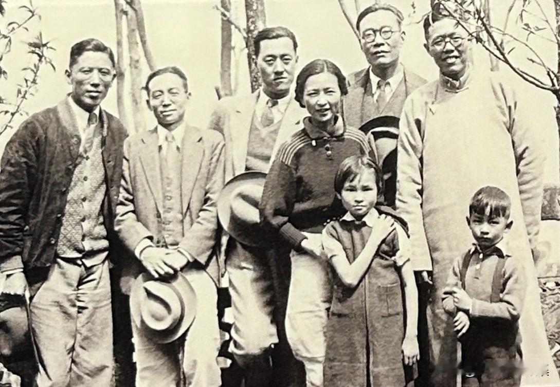 1938年8月，西南联大时期文人在昆明西山华亭寺聚会的珍贵合影。照片中人物从左至