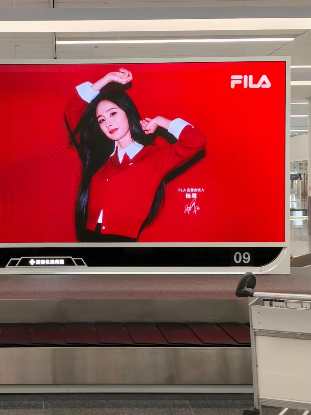 杨幂 最近出行西安咸阳机场的蜜蜂有福啦！好大好红的杨幂fila新年地广～