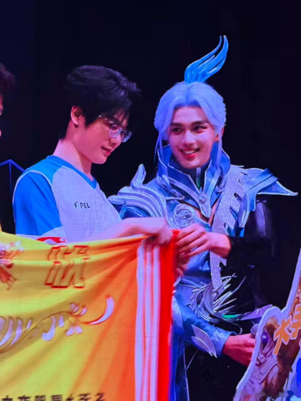 吴磊33王牌大手子刺激之夜明星枪神表演赛 吴磊和 33 大神带队直接拿下王牌大手