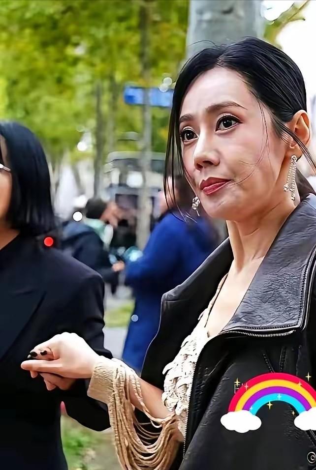46岁的秋瓷炫，彻底撕下了中年女人的“遮羞布”。飞机延误四小时，她刷爆丈夫的卡买