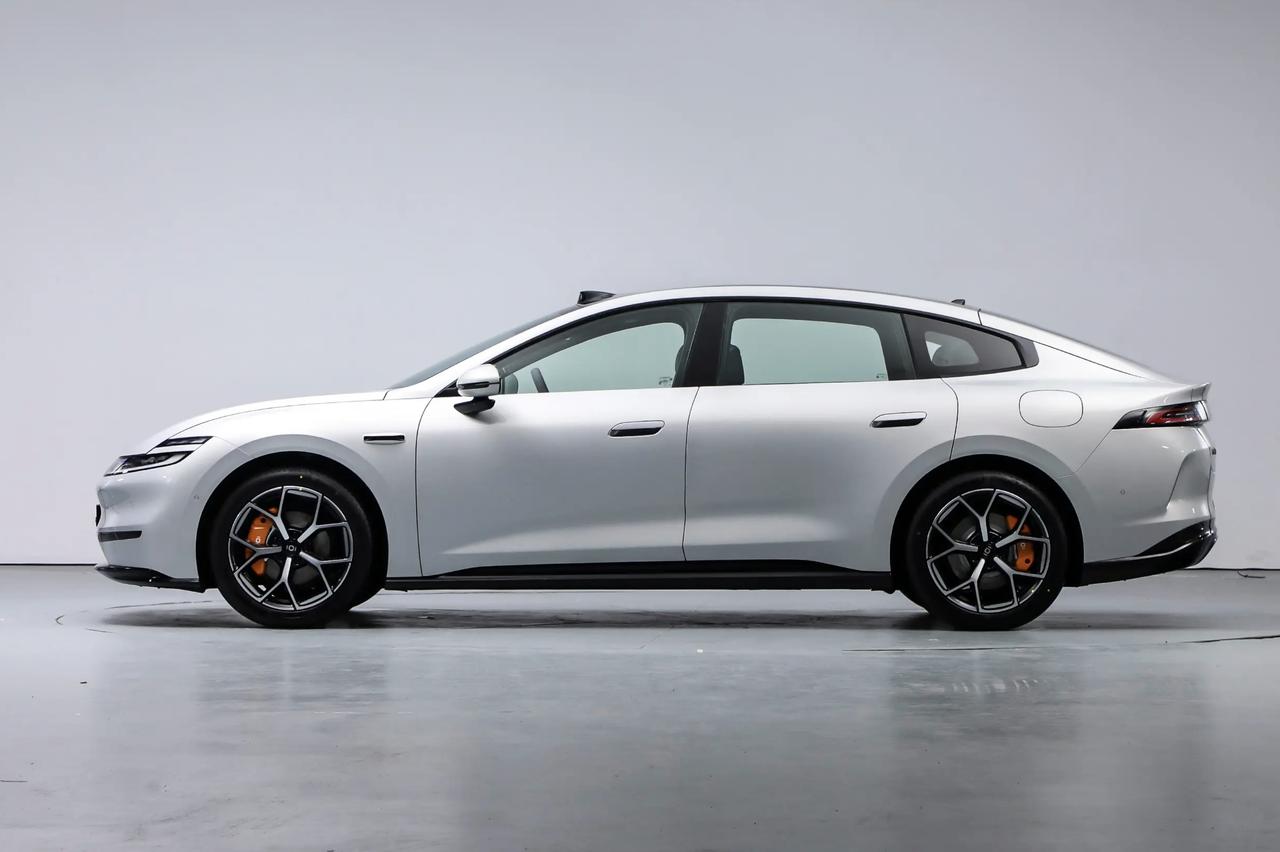 国产最美侧颜，长安启源A06，车身姿态真的无敌。

长安旗下最美轿车，车身修长大