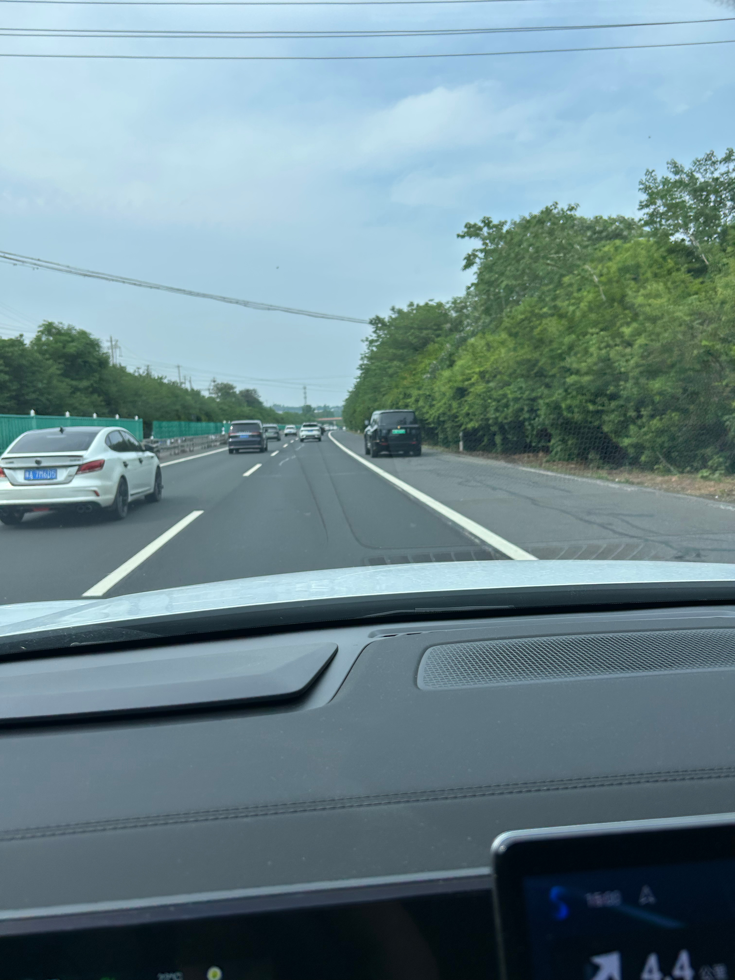 看我看到什么车了？？？（郑州个别高速可以走应急车道）比亚迪仰望汽车