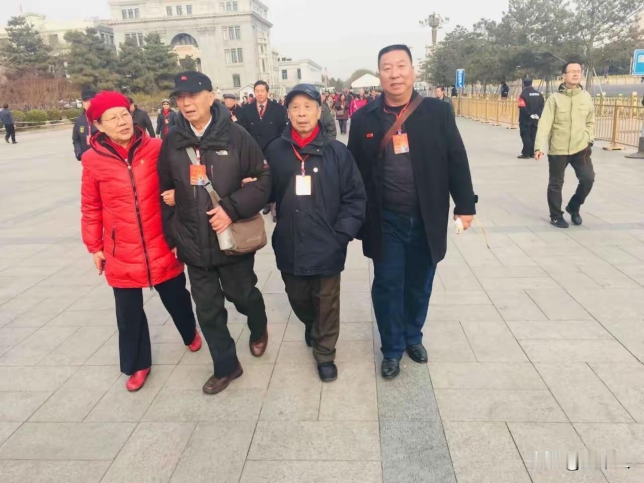 泪目！8341部队老首长带队赴纪念堂，一束鲜花藏着跨越半世纪的牵挂
 
你见过这