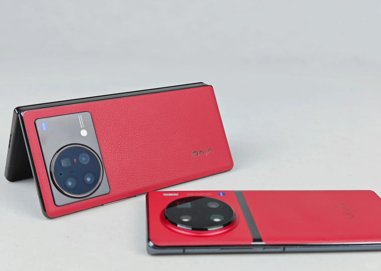 vivo的红色背板还是蛮不错的[斜眼R]，最近新出的索尼Xperia ...