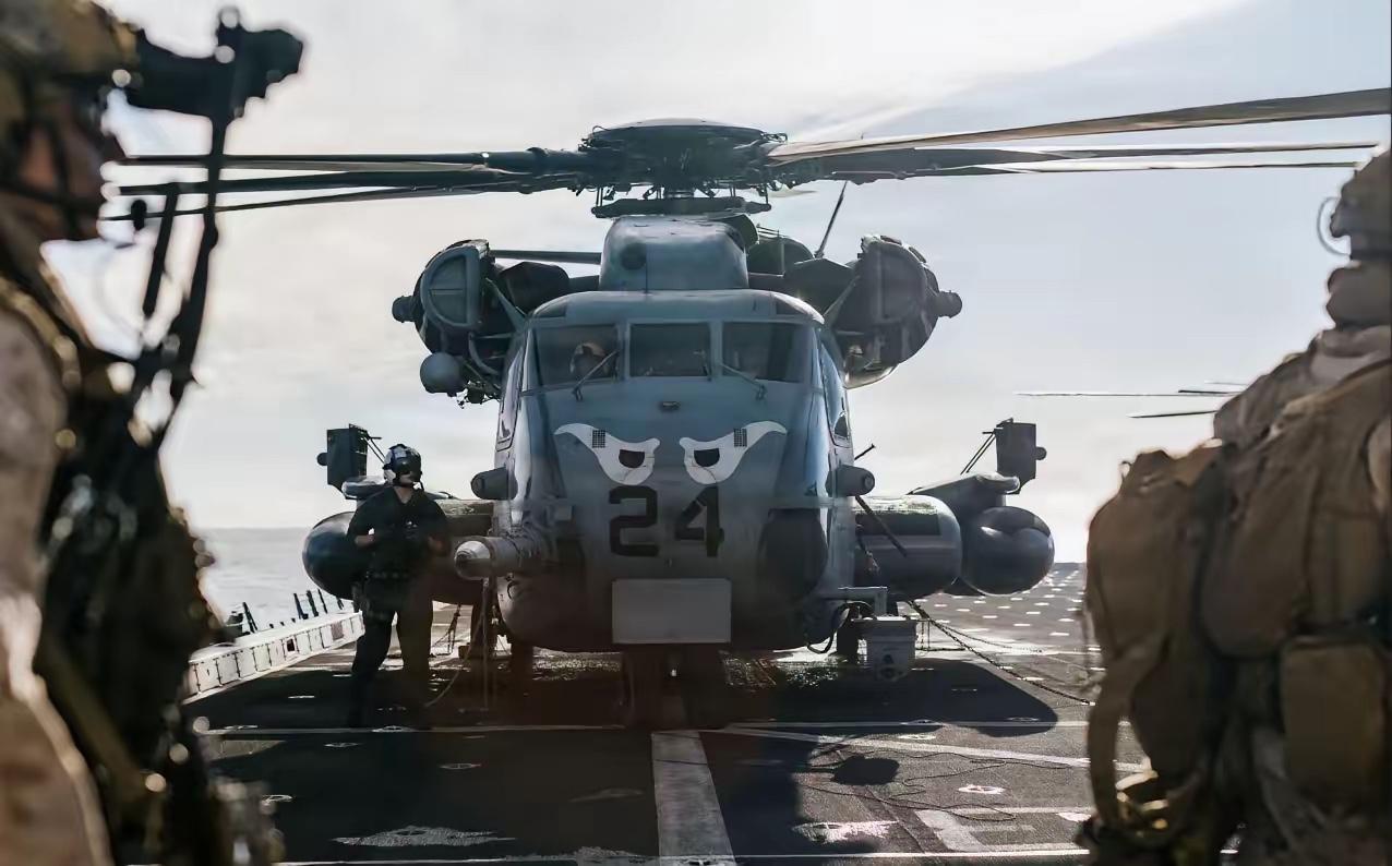 真杀招根本不在战场！伊朗把霍尔木兹海峡封了，美国海军封了阿拉伯海！

中东那边一