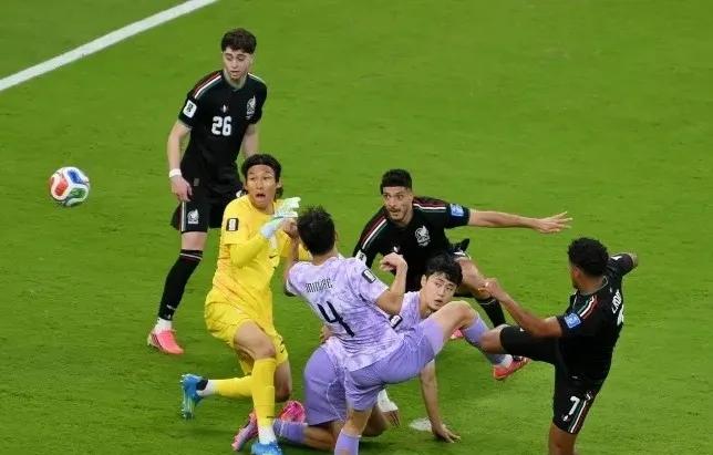 美加墨世界杯小组赛，东道主墨西哥对阵韩国的比赛中，出现了非常奇葩的一幕。比赛进行