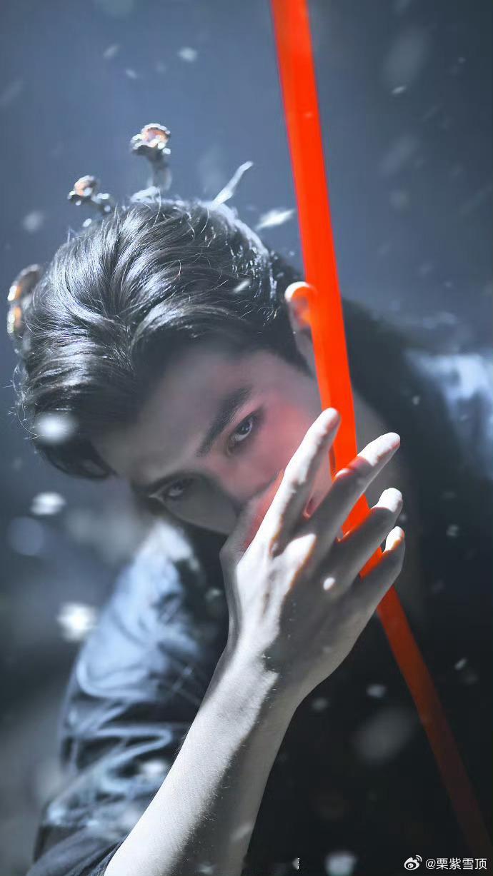 陈飞宇男鬼一陈飞宇新写真绝了！红绸缠绕眼神阴鸷，活脱脱从《献鱼》里爬出来的男鬼师