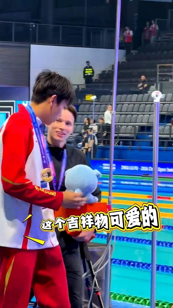 18岁！这小孩真敢赢啊！

深圳的泳池都快炸了！山东小伙张展硕，直接把奥运冠军、