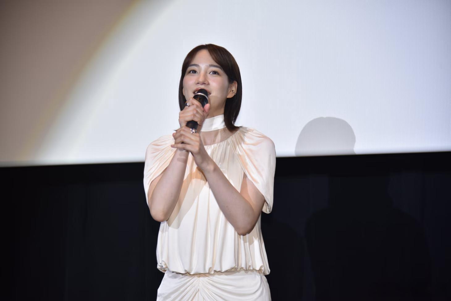 安田章大能年玲奈出席了电影《平行与垂直》的试映会。 