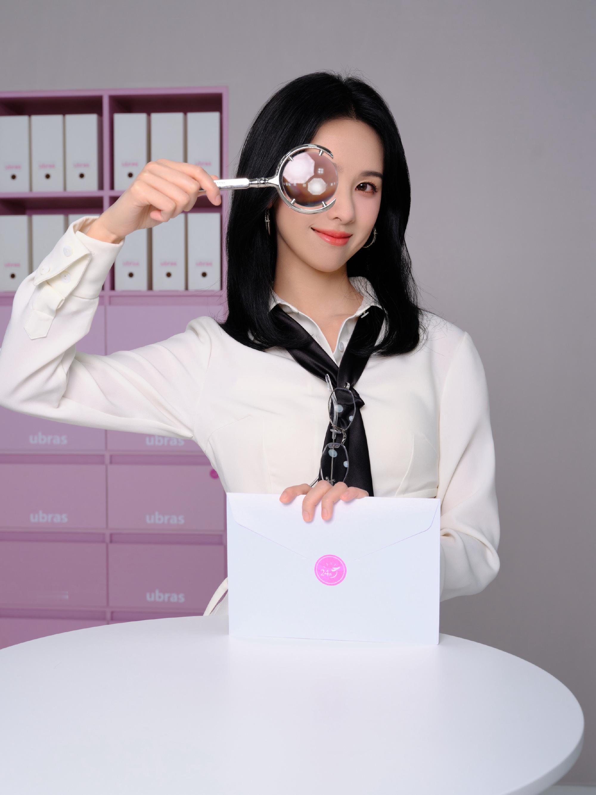 陈都灵白衣露腰亮相ubras品牌活动 ​​​