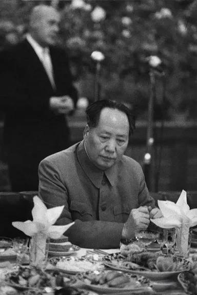 历史的光影中，定格着 1957 年那意义非凡的瞬间。毛主席于北京饭店，在为波兰总