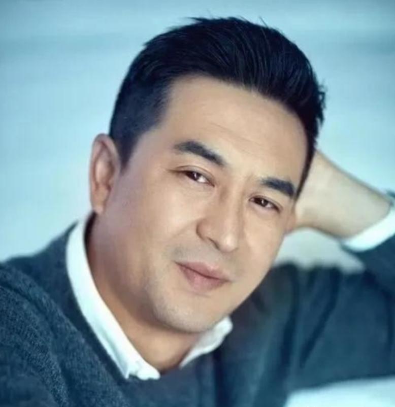 曾经，张嘉译的前妻杜珺，竟然当着媒体的面，怒斥：“他之所以娶我，就是想利用我，靠