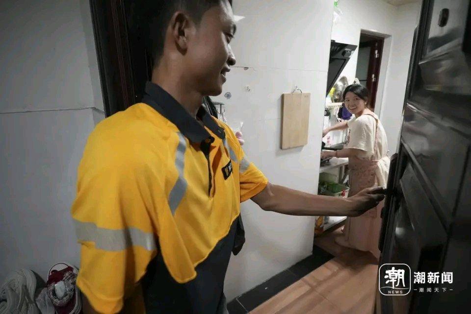 最近，00后外卖骑手刘建华火了，他告白“全世界最好的老婆”那条动态点赞超40万。